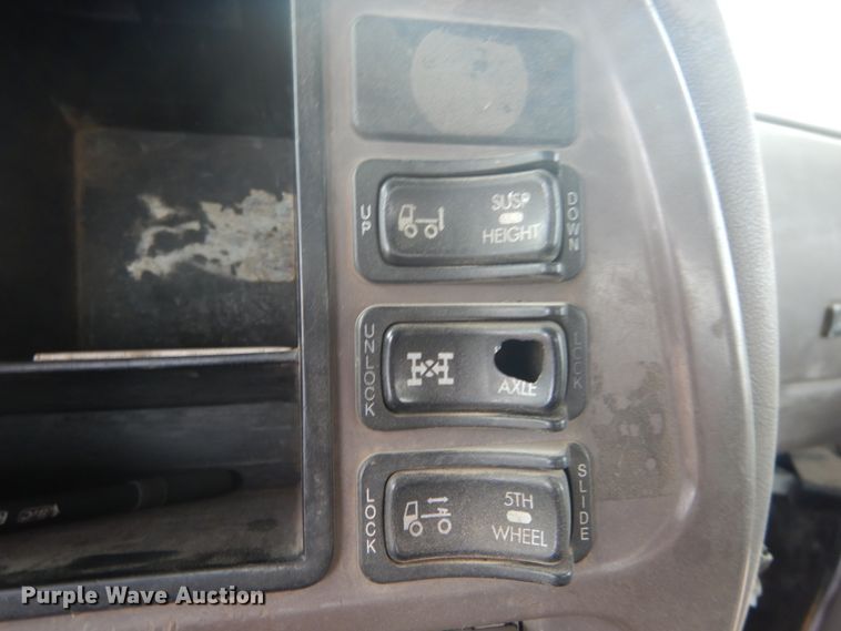 image for item IT9212 2001 Mack CH613  semi truck