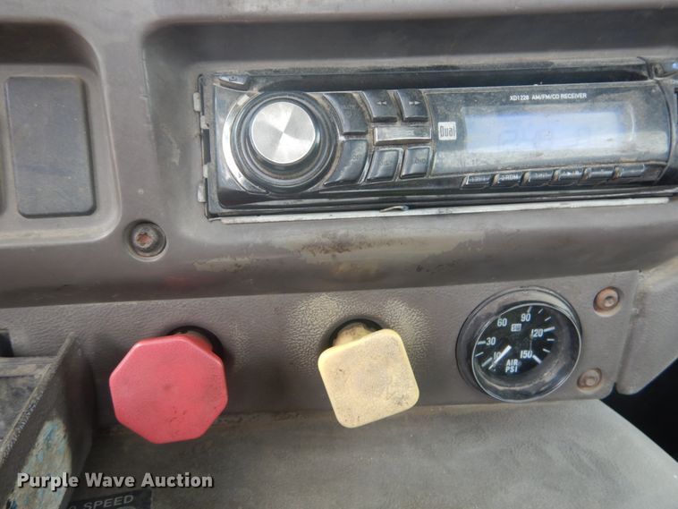 image for item IT9212 2001 Mack CH613  semi truck