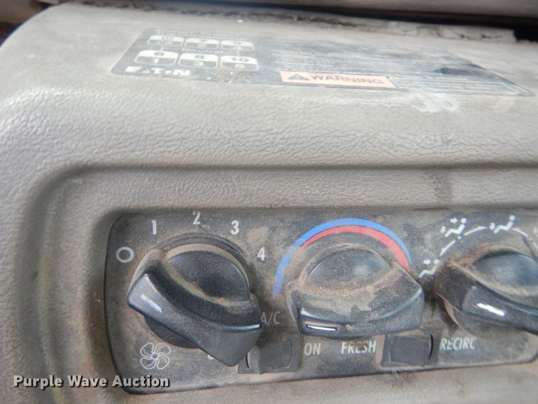 image for item IT9212 2001 Mack CH613  semi truck