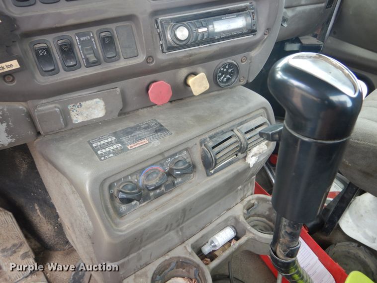 image for item IT9212 2001 Mack CH613  semi truck