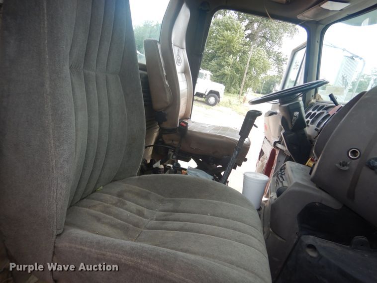 image for item IT9212 2001 Mack CH613  semi truck