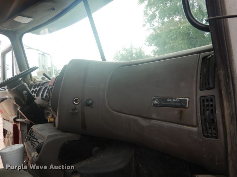 image for item IT9212 2001 Mack CH613  semi truck