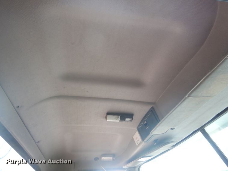 image for item IT9212 2001 Mack CH613  semi truck