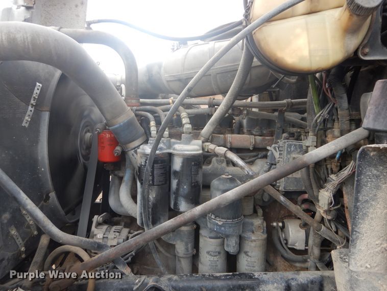 image for item IT9212 2001 Mack CH613  semi truck