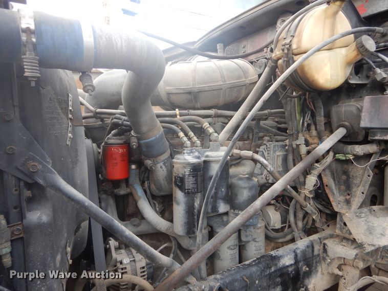 image for item IT9212 2001 Mack CH613  semi truck