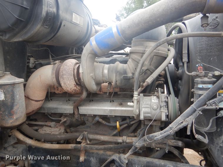 image for item IT9212 2001 Mack CH613  semi truck