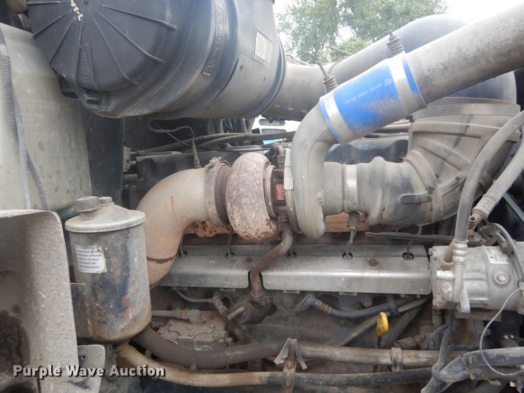 image for item IT9212 2001 Mack CH613  semi truck