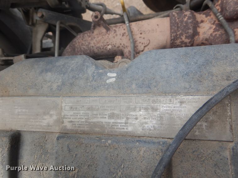 image for item IT9212 2001 Mack CH613  semi truck