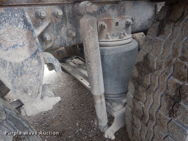 image for item IT9212 2001 Mack CH613  semi truck