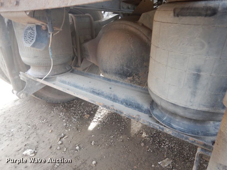 image for item IT9212 2001 Mack CH613  semi truck