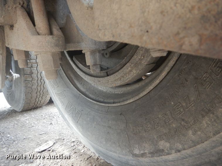 image for item IT9212 2001 Mack CH613  semi truck