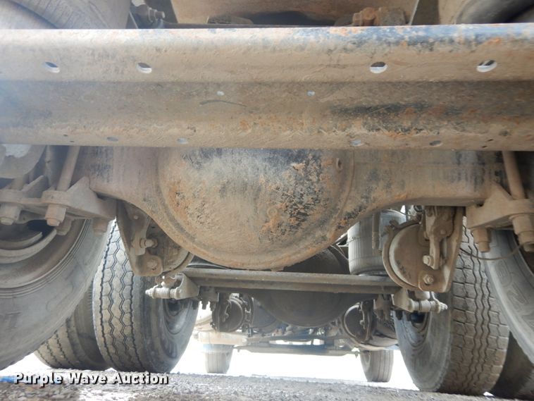 image for item IT9212 2001 Mack CH613  semi truck