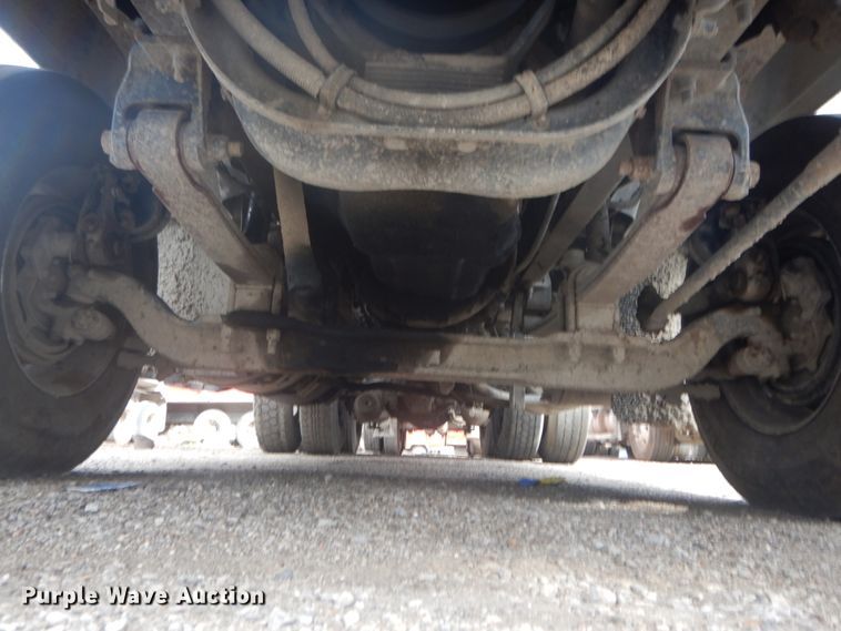 image for item IT9212 2001 Mack CH613  semi truck