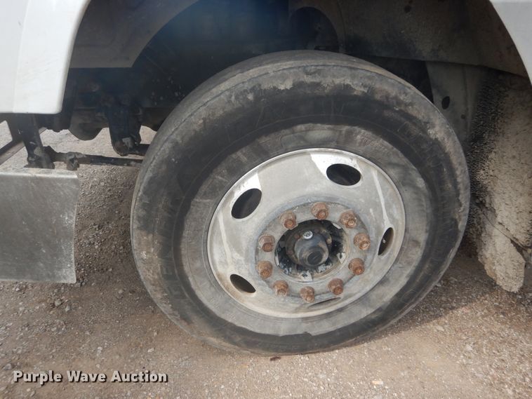 image for item IT9212 2001 Mack CH613  semi truck