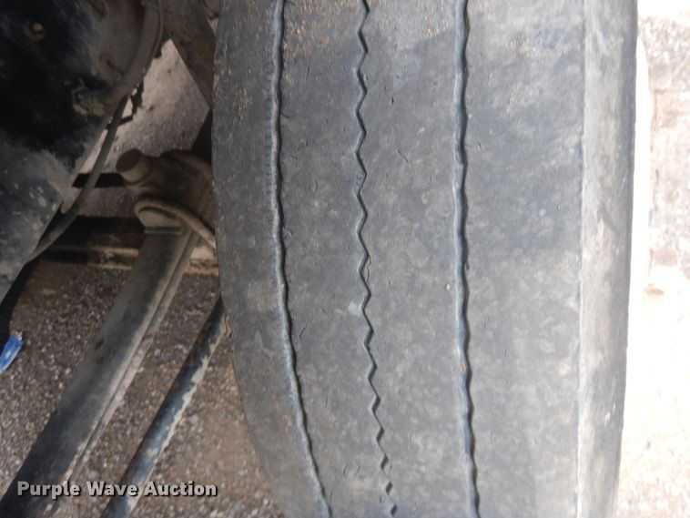 image for item IT9212 2001 Mack CH613  semi truck