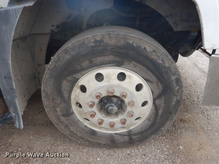 image for item IT9212 2001 Mack CH613  semi truck