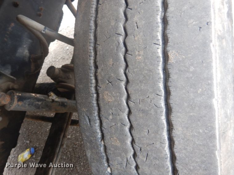 image for item IT9212 2001 Mack CH613  semi truck