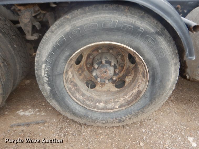 image for item IT9212 2001 Mack CH613  semi truck