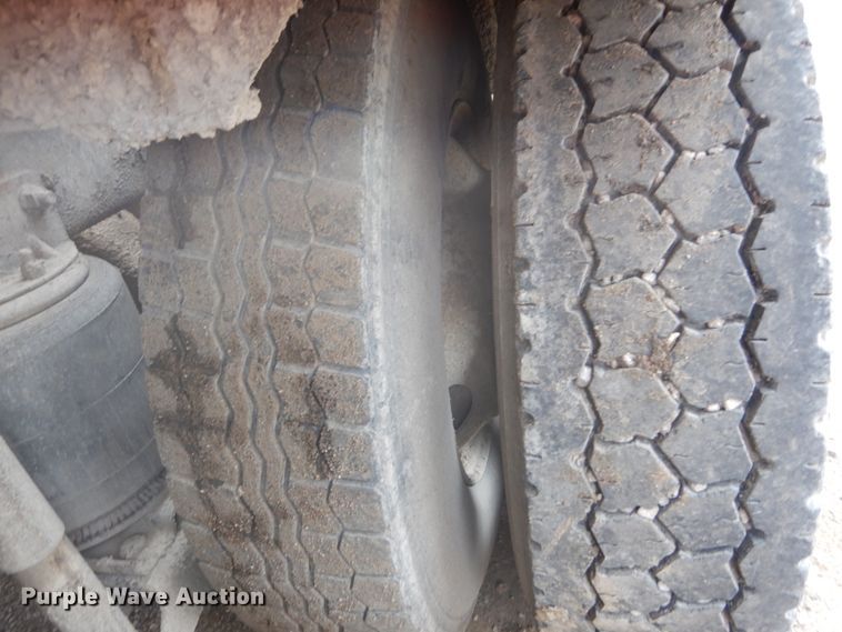 image for item IT9212 2001 Mack CH613  semi truck