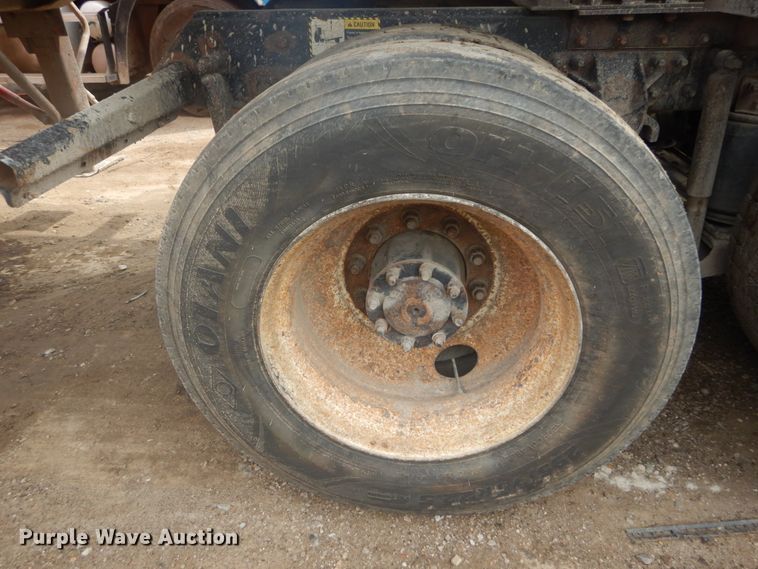 image for item IT9212 2001 Mack CH613  semi truck