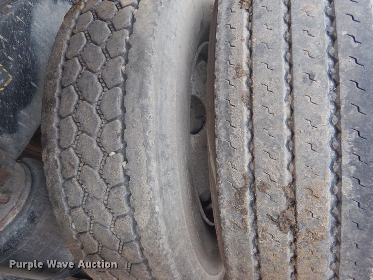 image for item IT9212 2001 Mack CH613  semi truck