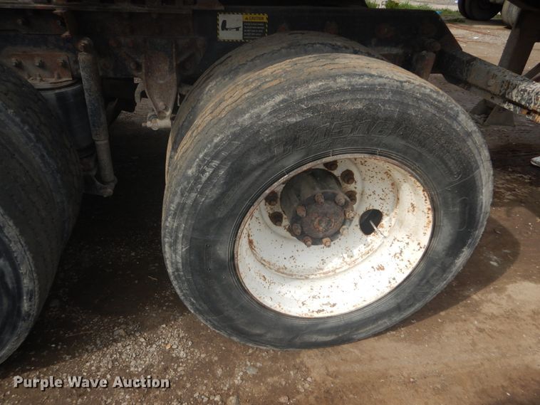 image for item IT9212 2001 Mack CH613  semi truck