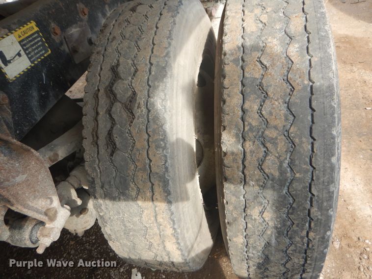 image for item IT9212 2001 Mack CH613  semi truck