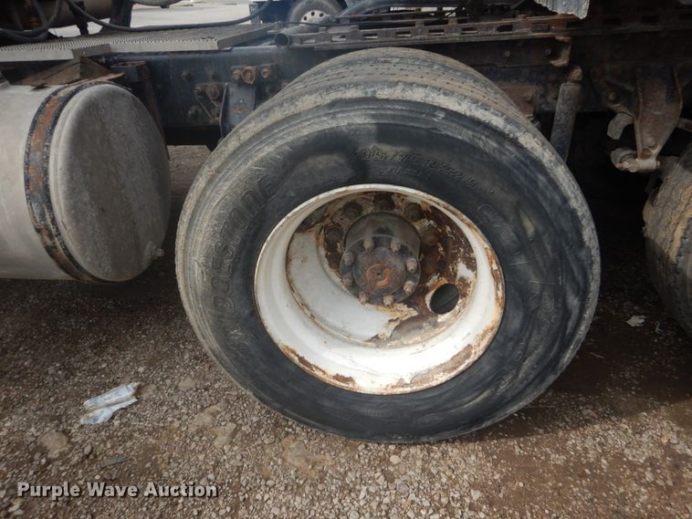 image for item IT9212 2001 Mack CH613  semi truck