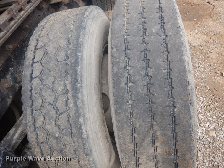 image for item IT9212 2001 Mack CH613  semi truck