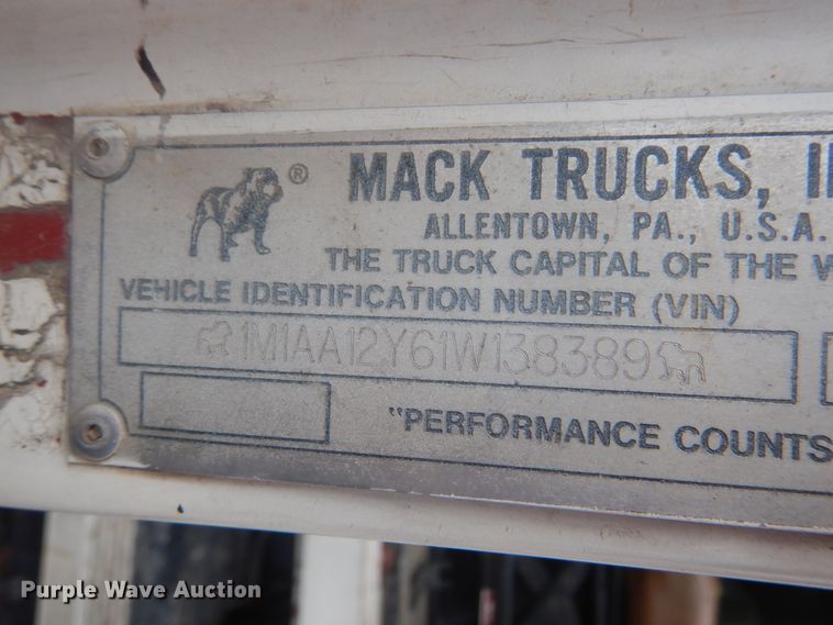 image for item IT9212 2001 Mack CH613  semi truck