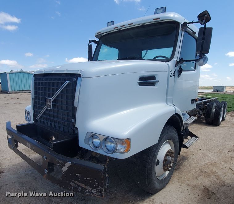 image for item IX9923 2007 Volvo VHD  truck cab and chassis