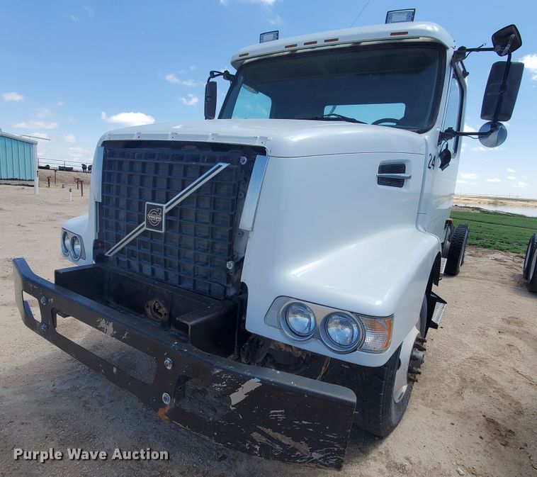 image for item IX9923 2007 Volvo VHD  truck cab and chassis