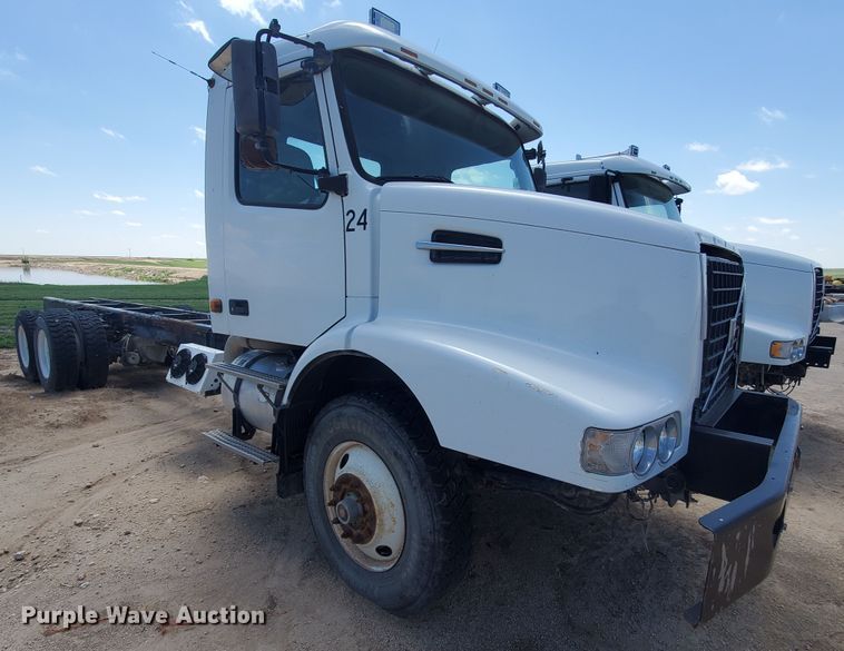 image for item IX9923 2007 Volvo VHD  truck cab and chassis