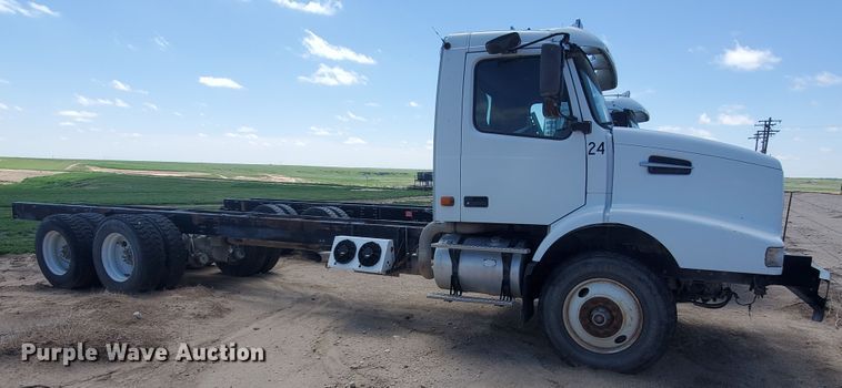 image for item IX9923 2007 Volvo VHD  truck cab and chassis
