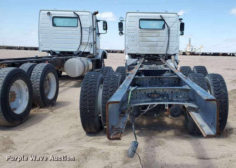 image for item IX9923 2007 Volvo VHD  truck cab and chassis