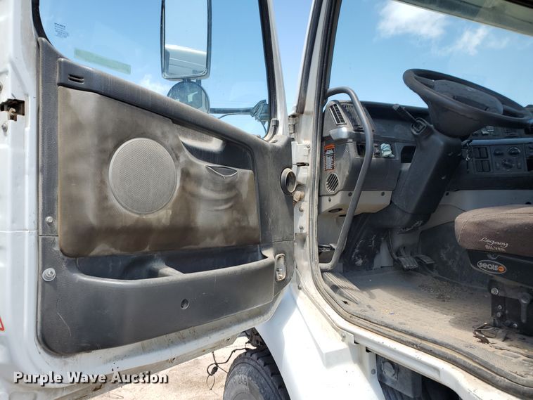 image for item IX9923 2007 Volvo VHD  truck cab and chassis