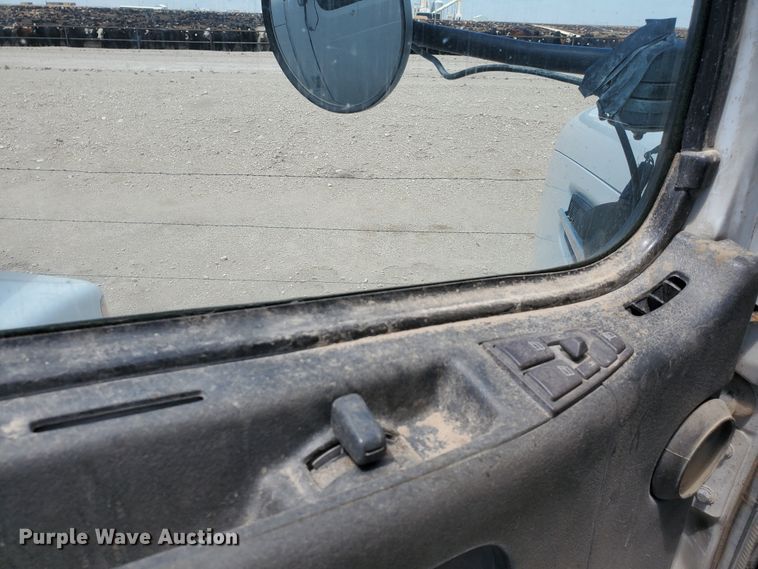 image for item IX9923 2007 Volvo VHD  truck cab and chassis