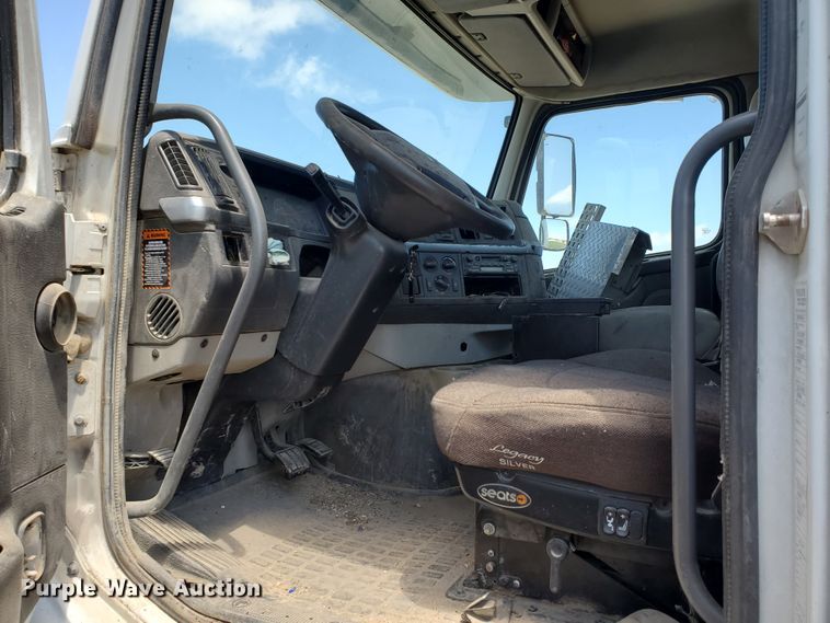 image for item IX9923 2007 Volvo VHD  truck cab and chassis