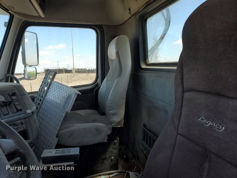 image for item IX9923 2007 Volvo VHD  truck cab and chassis