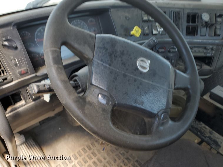 image for item IX9923 2007 Volvo VHD  truck cab and chassis