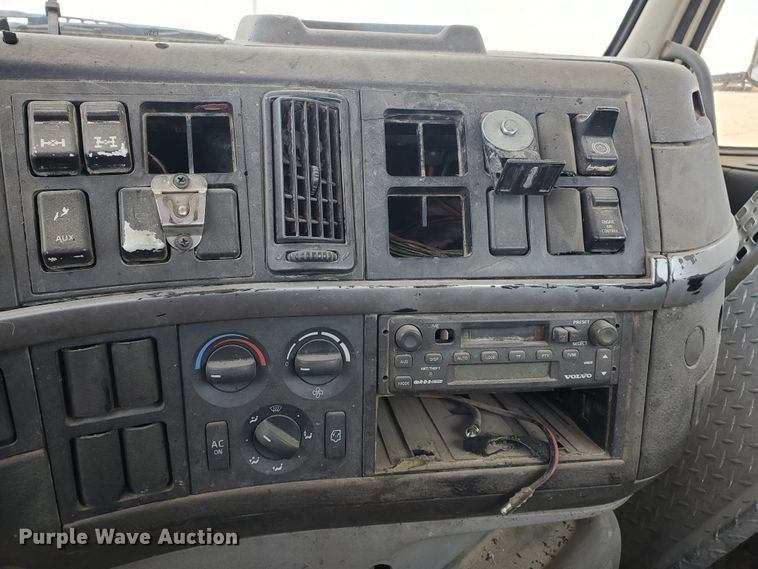 image for item IX9923 2007 Volvo VHD  truck cab and chassis