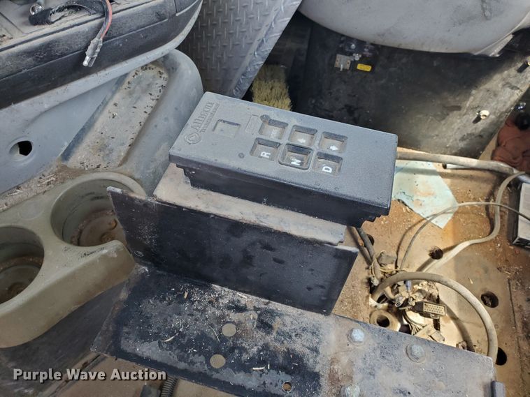 image for item IX9923 2007 Volvo VHD  truck cab and chassis