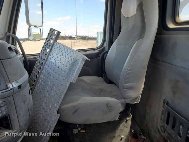 image for item IX9923 2007 Volvo VHD  truck cab and chassis