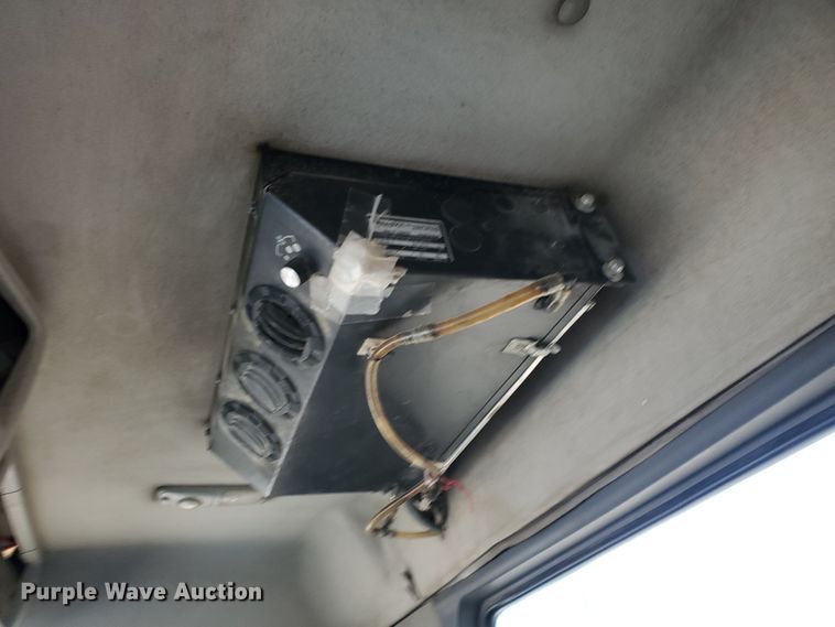 image for item IX9923 2007 Volvo VHD  truck cab and chassis