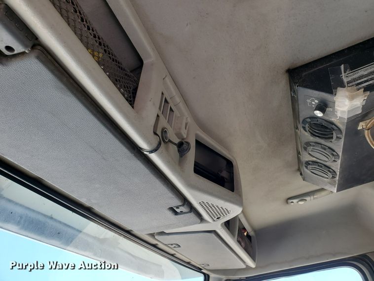 image for item IX9923 2007 Volvo VHD  truck cab and chassis