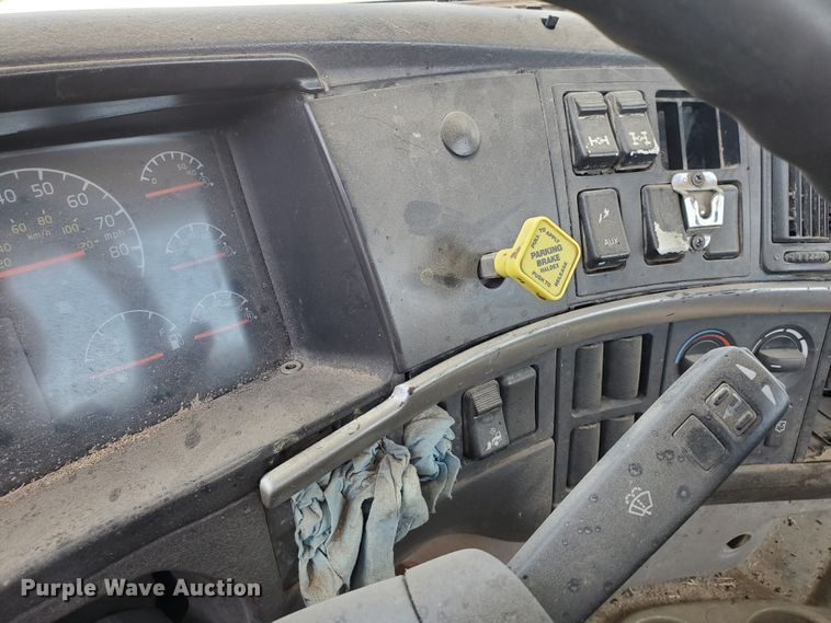 image for item IX9923 2007 Volvo VHD  truck cab and chassis