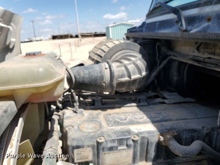 image for item IX9923 2007 Volvo VHD  truck cab and chassis