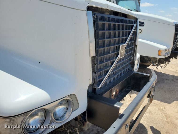 image for item IX9923 2007 Volvo VHD  truck cab and chassis