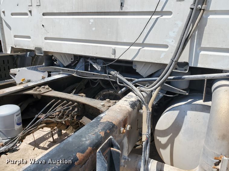 image for item IX9923 2007 Volvo VHD  truck cab and chassis