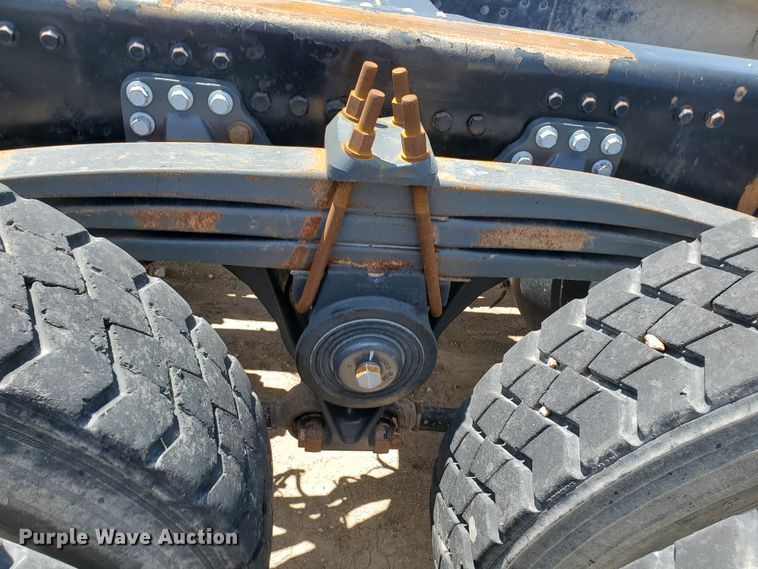 image for item IX9923 2007 Volvo VHD  truck cab and chassis